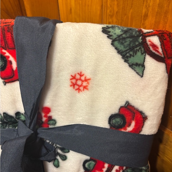 NWT Broyhill Blanket Velvet Plush Throw Christmas Tree Red Truck
50" X 60" - Picture 4 of 8